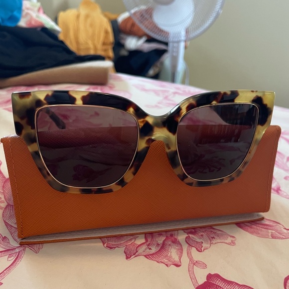 🕶️ Tory Burch Honey Tortoise Shell Gold Rimmed Sunglasses 🕶️ - Picture 3 of 12